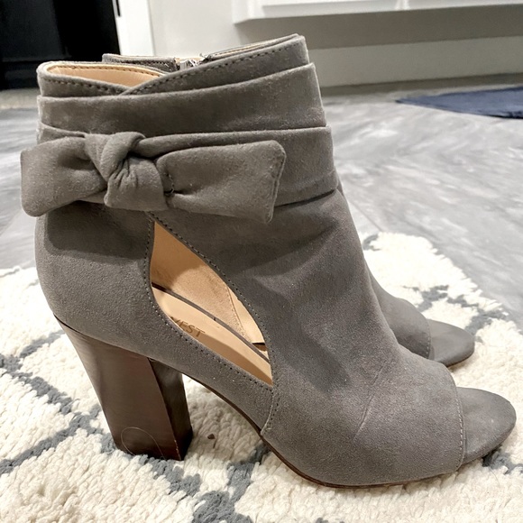9 West heeled zip booties with bow - Picture 8 of 9